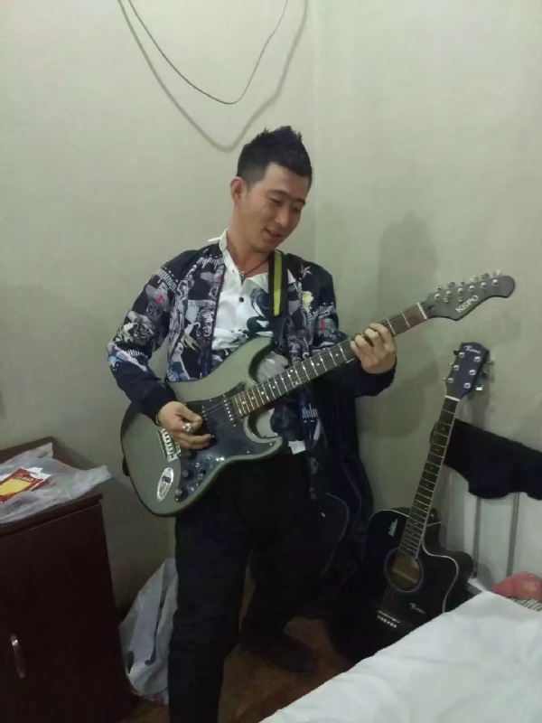 小吉他的第一张照片--临沂相亲服务中心