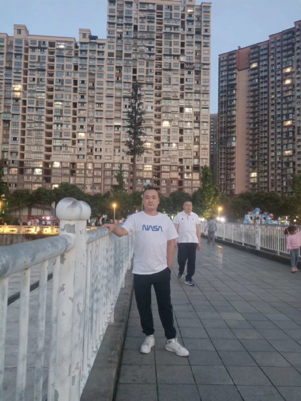 寂寞的男人的第一张照片--临沂相亲服务中心