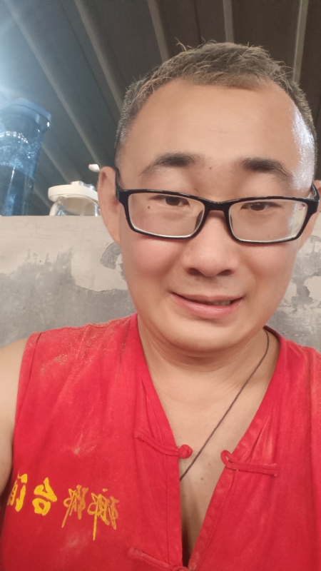 黑黑一笑的第二张照片--临沂相亲服务中心